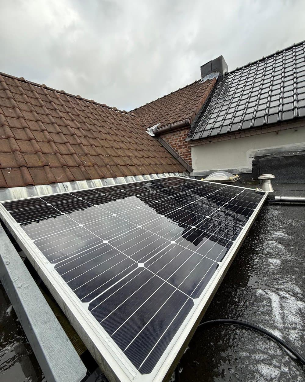 Zonnepanelen op een pannendak, nat na de reiniging